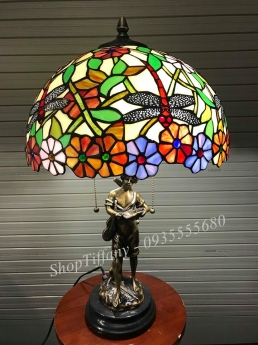 Đèn Tiffany tượng đồng chàng trai đánh đàn