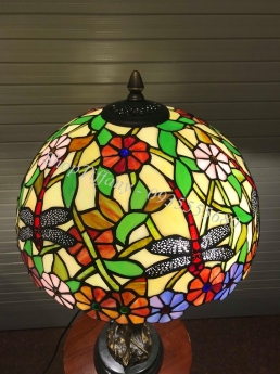 Đèn Tiffany tượng đồng chàng trai đánh đàn