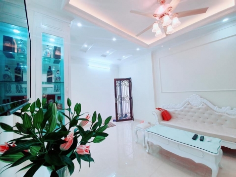 Nhà Thanh Xuân 30m, 4.5 tầng, 3 ngủ, giá 2,15 Tỷ (0948 ba 58 tám 22)