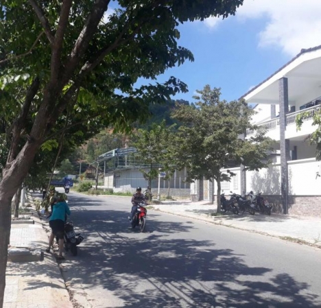 Bán đất mặt tiền đường Lê Đình Kỵ