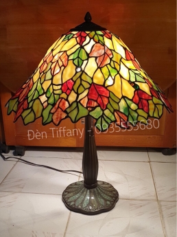 Đèn Tiffany hoa lá đa sắc của Mỹ