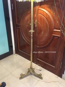 Giao lưu em đèn tiffany hoa sen rủ.