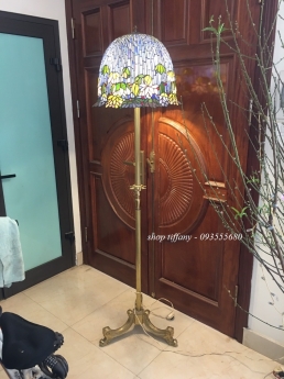 Giao lưu em đèn tiffany hoa sen rủ.