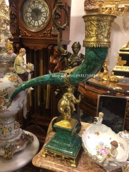 Cặp tù và sang trọng trưng bày mang đẳng cấp Châu Âu.