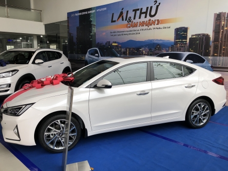 Elantra. Phân khúc hạng C, giảm giá 40 triệu kèm lì xì.