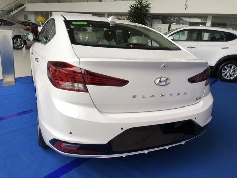 Elantra. Phân khúc hạng C, với thiết kế ấn tượng, giảm giá 40 triệu kèm lì xì.