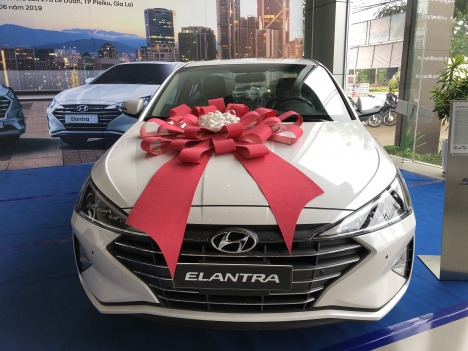 Elantra. Phân khúc hạng C, với thiết kế ấn tượng, giảm giá 40 triệu kèm lì xì.