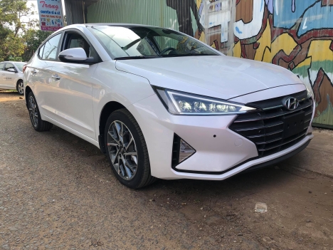 Elantra. Phân khúc hạng C, giảm giá 40 triệu kèm lì xì.