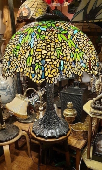 Đèn Tiffany ô lưu cổ thụ chân đồng