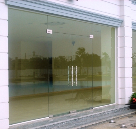 Cửa kính cường lực hiện đại sang trọng.