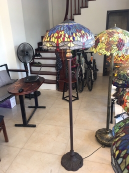 Đèn sàn tiffany hoạ tiết chuồn chuồn đỏ.