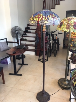 Đèn sàn tiffany hoạ tiết chuồn chuồn đỏ.