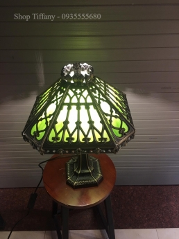Đèn bàn tiffany họa tiết ô cửa sổ cổ