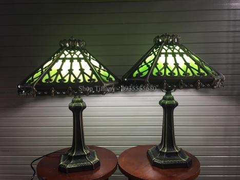 Đèn bàn tiffany họa tiết ô cửa sổ cổ