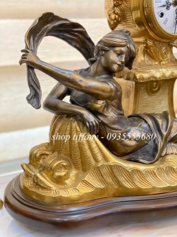 Bộ đồng hồ chân nến ba món xuất xứ Ý.