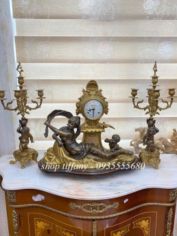 Bộ đồng hồ chân nến ba món xuất xứ Ý.