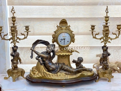Bộ đồng hồ chân nến ba món xuất xứ Ý.
