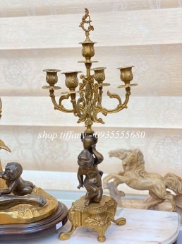 Bộ đồng hồ chân nến ba món xuất xứ Ý.