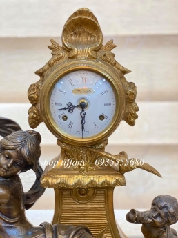 Bộ đồng hồ chân nến ba món xuất xứ Ý.