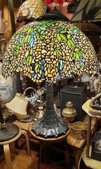 Đèn Tiffany ô lưu cổ thụ chân đồng