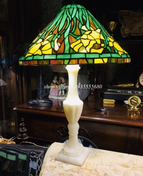 Đèn bàn tiffany chân đá tự nhiên tuyệt đẹp.