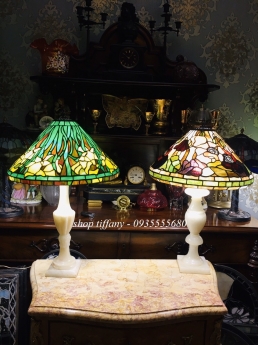 Đèn bàn tiffany chân đá tự nhiên tuyệt đẹp.