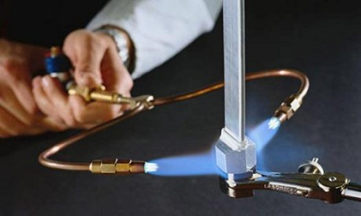 Vì sao tia laser trong máy cắt laser có thể cắt được kim loại?