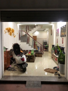 Nhà 3 tầng ngõ trung hành giá chỉ 1,35 tỉ ngõ oto vào được