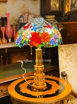 Giao lưu bộ đèn bàn hoa hồng tiffany chân đồng.
