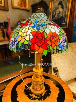 Giao lưu bộ đèn bàn hoa hồng tiffany chân đồng.