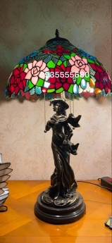 Đèn tiffany họa tiết hoa hồng chân tượng đồng