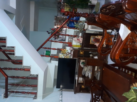 Nhà cho thuê trong hẽm  ngang 4m dài 14m, 1 trệt., 1 lầu. Một phòng khách, một nhà ăn, 1 phòng bếp,