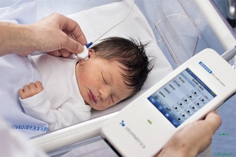 Đừng xem nhẹ việc đo thính lực cho bé