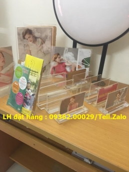 Kệ đựng tài liệu để bàn , kệ đựng catalog mica