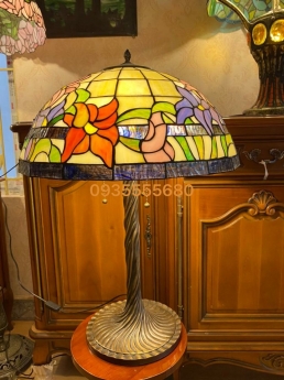 Đèn bàn tiffany họa tiết hoa ly phong cách châu âu