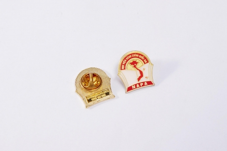 Brandde sản xuất và cung cấp Huy hiệu cài áo in ấn logo tương hiệu