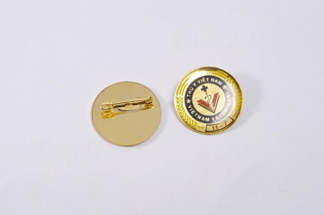 Brandde sản xuất và cung cấp Huy hiệu cài áo in ấn logo tương hiệu