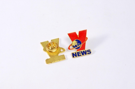 Brandde sản xuất và cung cấp Huy hiệu cài áo in ấn logo tương hiệu