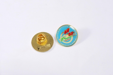 Brandde sản xuất và cung cấp Huy hiệu cài áo in ấn logo tương hiệu