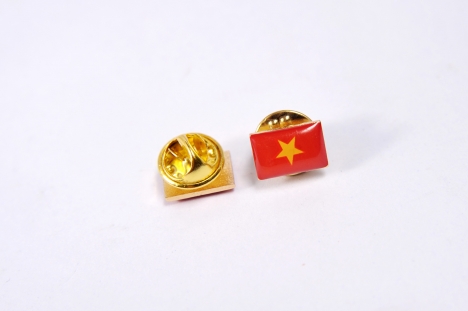 Brandde sản xuất và cung cấp Huy hiệu cài áo in ấn logo tương hiệu