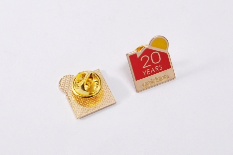 Brandde sản xuất và cung cấp Huy hiệu cài áo in ấn logo tương hiệu