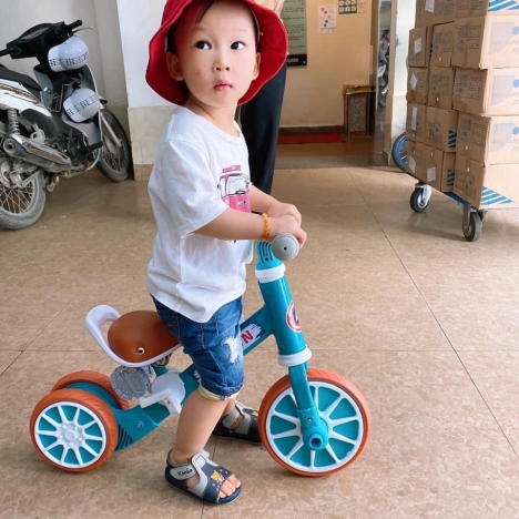 Xe chòi chân Montion cho bé