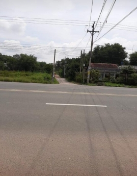 Chính chủ bán gấp lại lô đất nhà giá rẻ 200M2 ngay trung tâm thị trấn ,