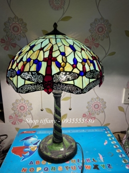 Đèn bàn tiffany hoạ tiết chuồn đỏ.