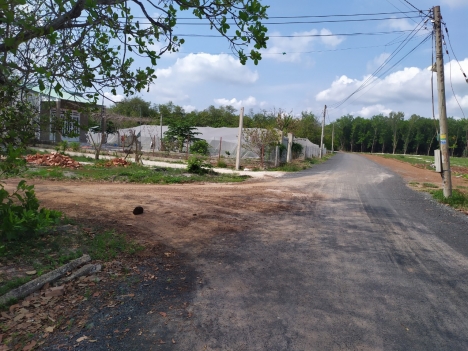 Đất giá rẻ 200m2 giá chỉ 180tr đất đẹp vị trí đẹp ngay trung tâm,