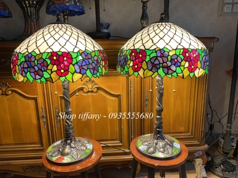 Giao Lưu Đôi Đèn Tiffany Chân Đồng Hoạ Tiết Hoa Của Mỹ.