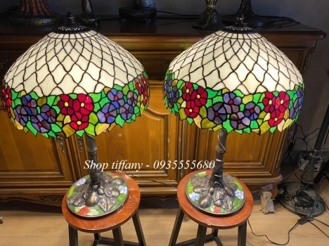 Giao Lưu Đôi Đèn Tiffany Chân Đồng Hoạ Tiết Hoa Của Mỹ.