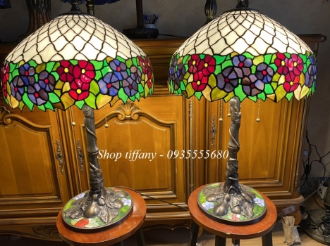 Giao Lưu Đôi Đèn Tiffany Chân Đồng Hoạ Tiết Hoa Của Mỹ.