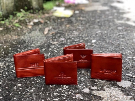 In logo lên ví da có sẵn, in từ 50 cái