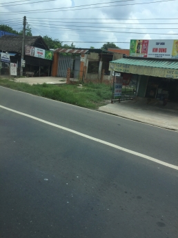 Chính chủ bán đất nhà mặt đường dân cư đông giá rẻ.